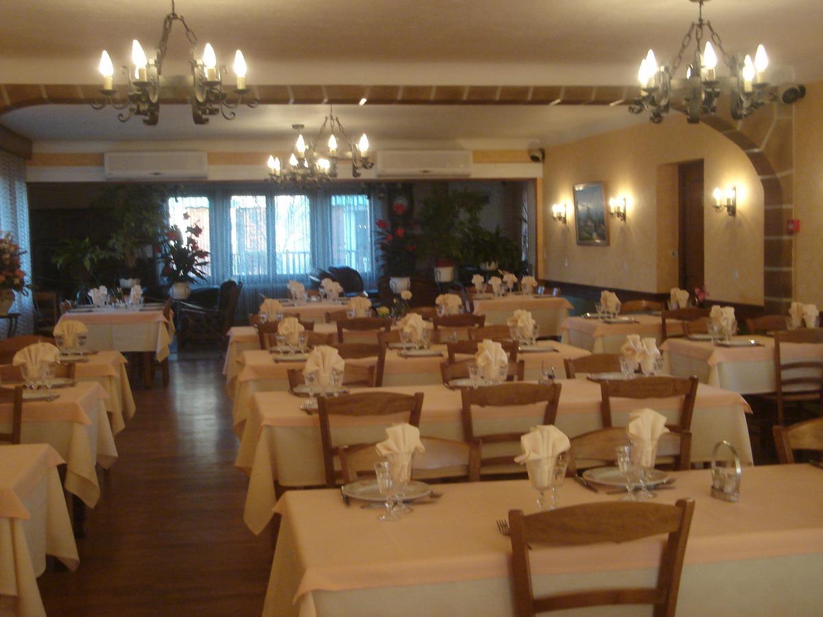 Hotel Restaurant Anglade Le Nayrac Exterior foto